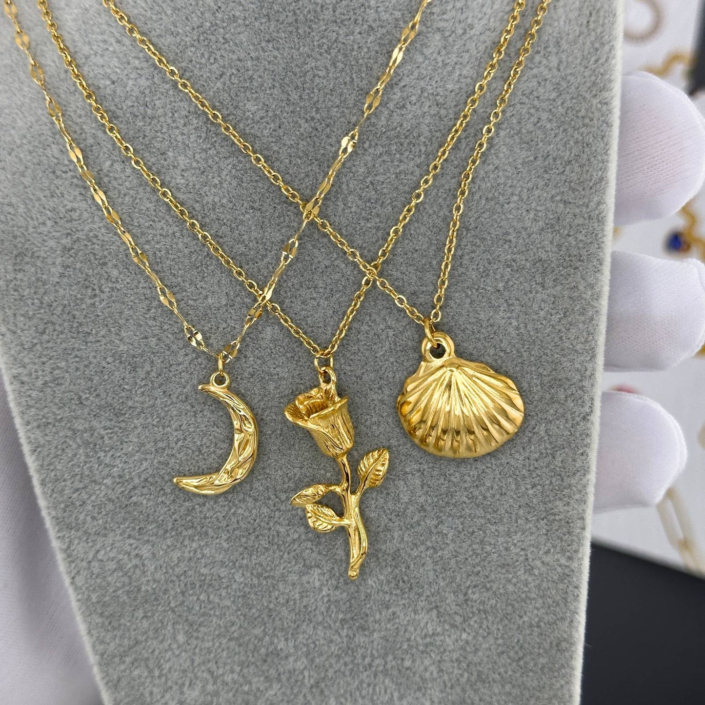 18K gold plated Stainless steel  Seashells necklace, Intensity